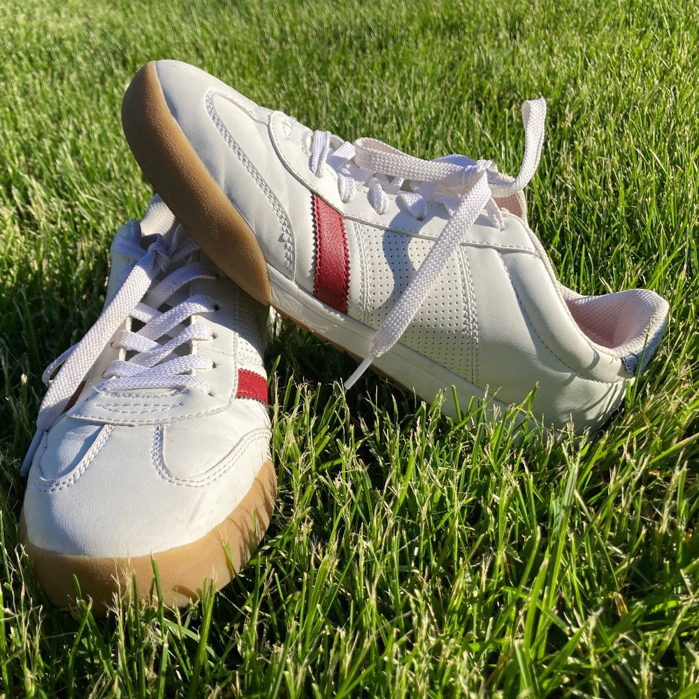 sketcher memory foam sneaker size 10
